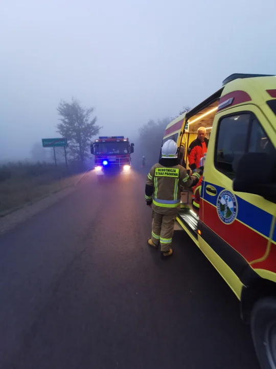 Dachowanie osobówki na granicy Kostarowiec i Strachociny