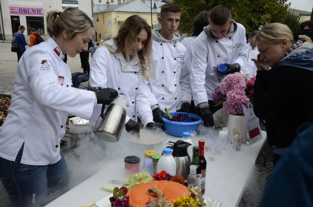 Wielkie gotowanie z uczniami ZSA-E w Weryni na kolbuszowskim rynku [ZDJĘCIA] - Zdjęcie główne