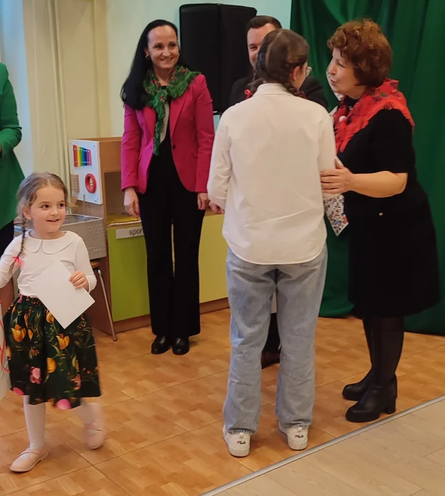 Przedszkolaki prezentują swoje talenty