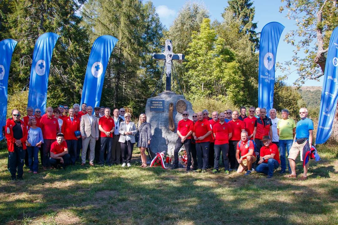 Odsłonięcie pomnika ratowników w Bieszczadach
