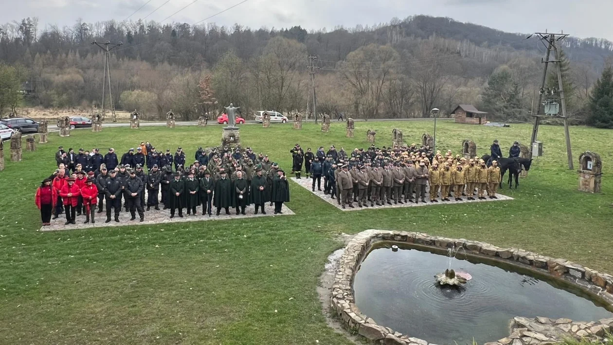 „Krzyż znakiem służby i ofiary”. Droga Krzyżowa służb mundurowych w Zwierzyniu [ZDJĘCIA] - Zdjęcie główne