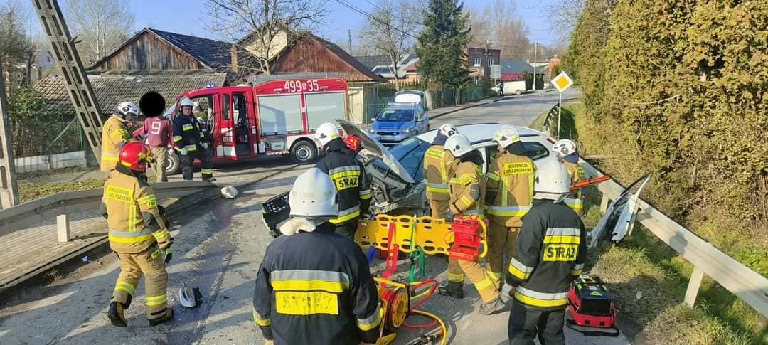 Zderzenie osobówki z ciężarowym w Markowej