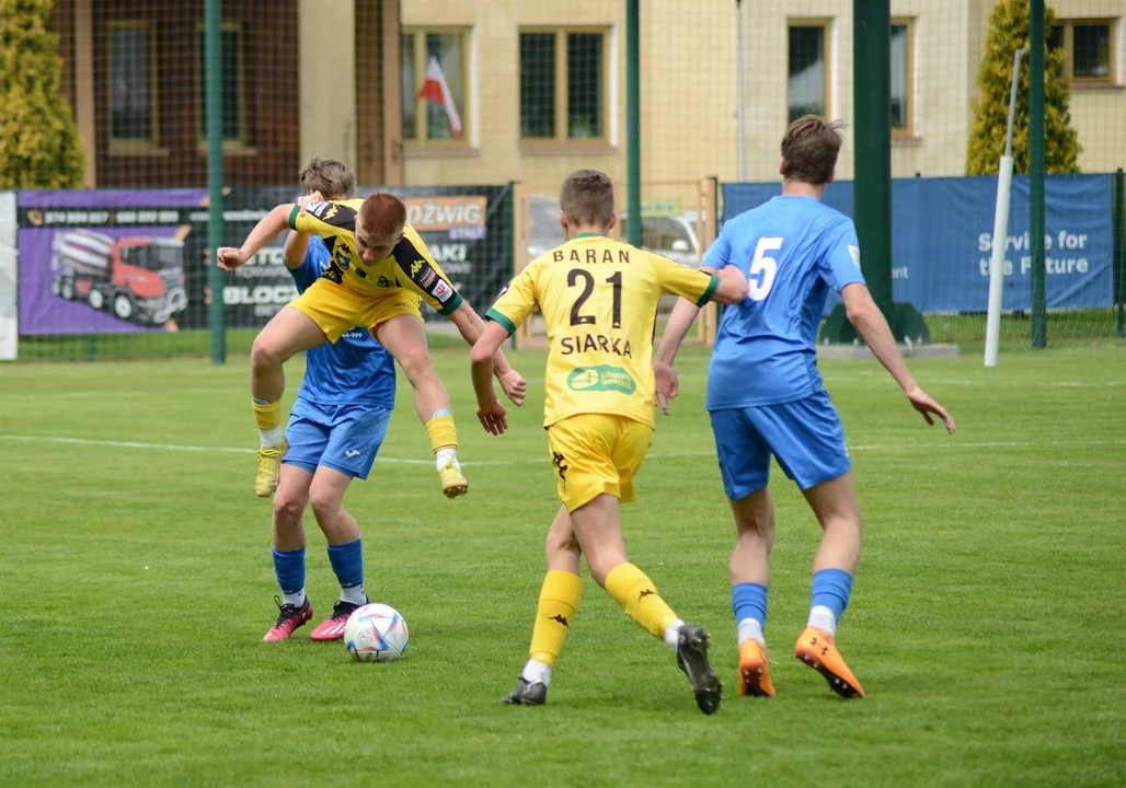 Centralna Liga Juniorów U-15: Bez goli przy Niepodległości. Siarka Tarnobrzeg podzieliła się punktami z Hutnikiem Kraków [ZDJĘCIA] - Zdjęcie główne