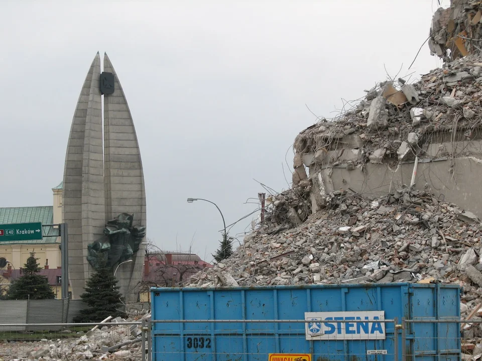 Wyburzanie Hotelu Rzeszów w 2007 roku