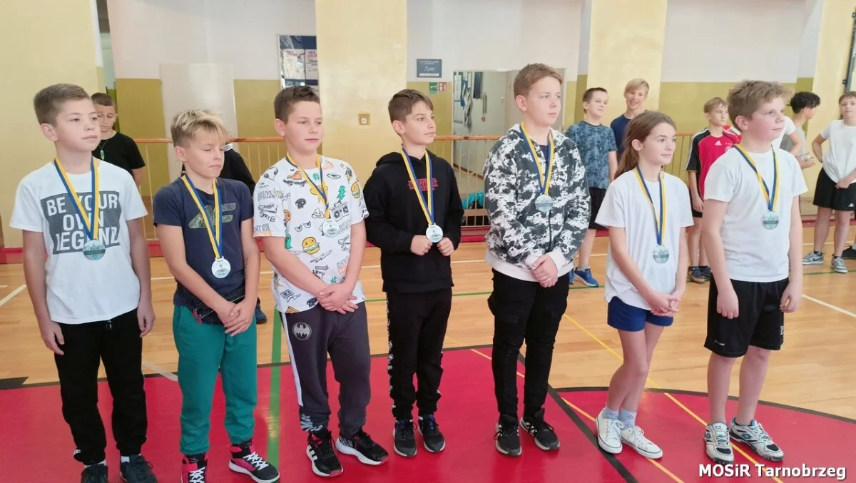 Szkoła Podstawowa numer 3 w Tarnobrzegu z medalami. Najliczniejsza ekipa podczas Biegów Młodzieżowych w trakcie Biegu Nadwiślańskiego