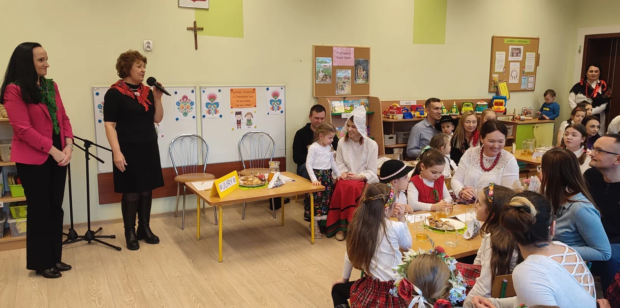 Przedszkolaki prezentują swoje talenty