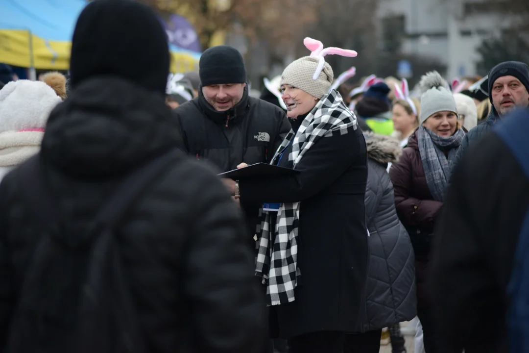 Rekord Polski dla Bartoszka Jędrasika chorego na SMA. W Tarnobrzegu zgromadziło się ponad 500 osób przebranych za króliki
