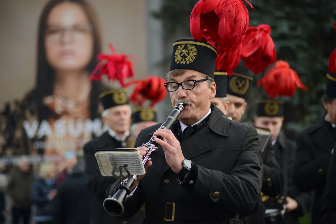 Narodowe Święto Niepodległości w Tarnobrzegu. Uroczystości przy pomniku Marszałka Józefa Piłsudskiego. - 104 lata temu narodziła się nowoczesna Polska - mówi prezydent miasta Dariusz Bożek [ZDJĘCIA - CZĘŚĆ 1]