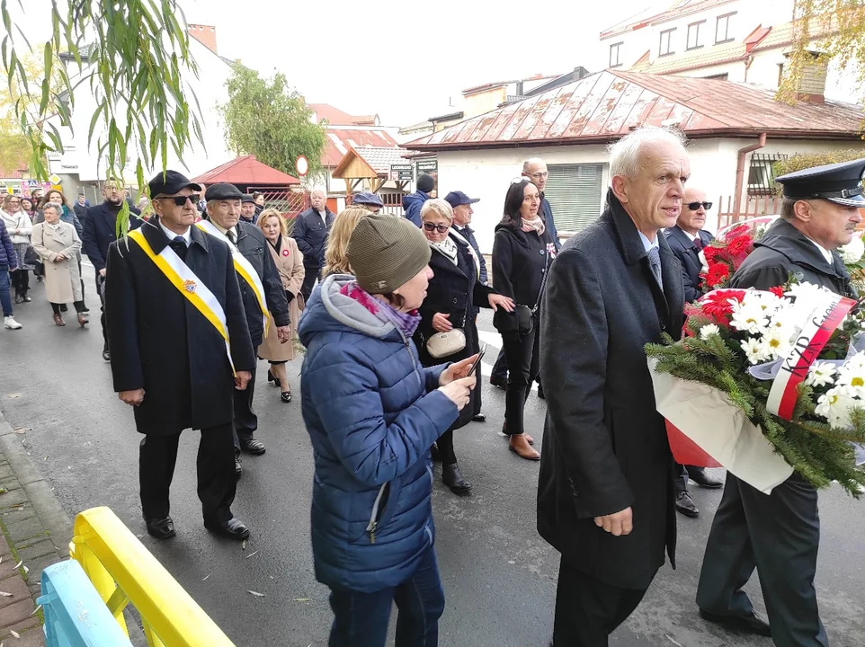 Narodowe Święto Niepodległości w Tarnobrzegu. Uroczystości przy pomniku Marszałka Józefa Piłsudskiego. - 104 lata temu narodziła się nowoczesna Polska - mówi prezydent miasta Dariusz Bożek [ZDJĘCIA - CZĘŚĆ 1]