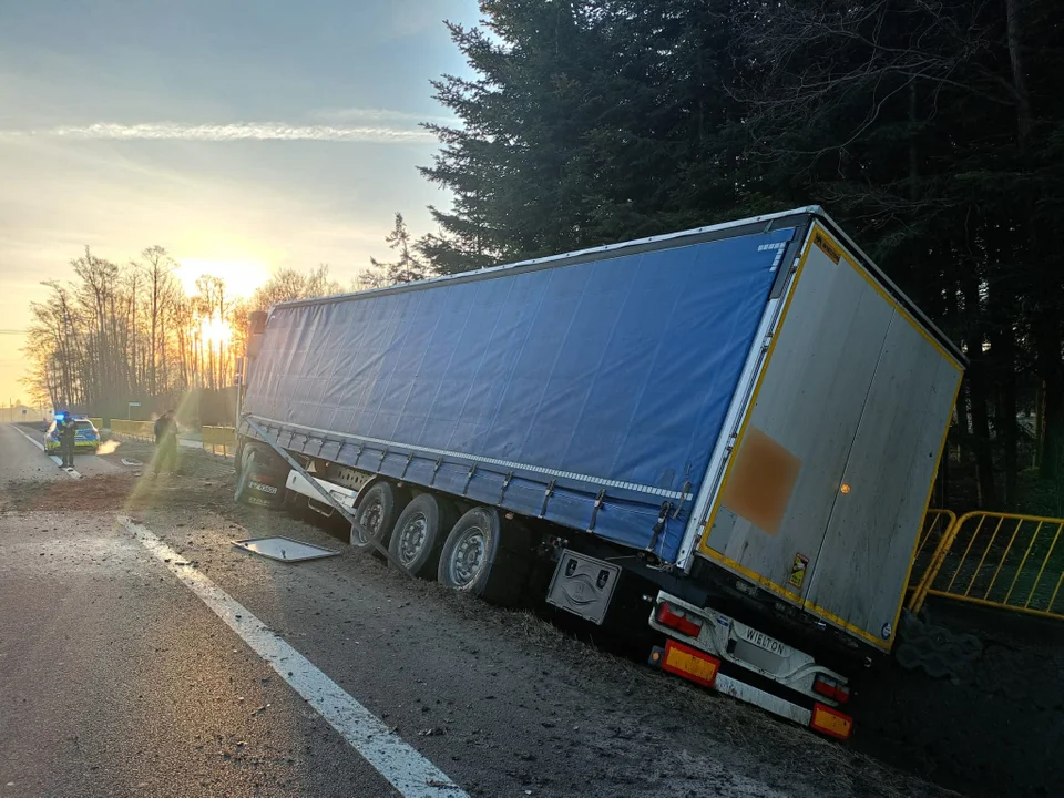 Ciężarówka w rowie Widełka