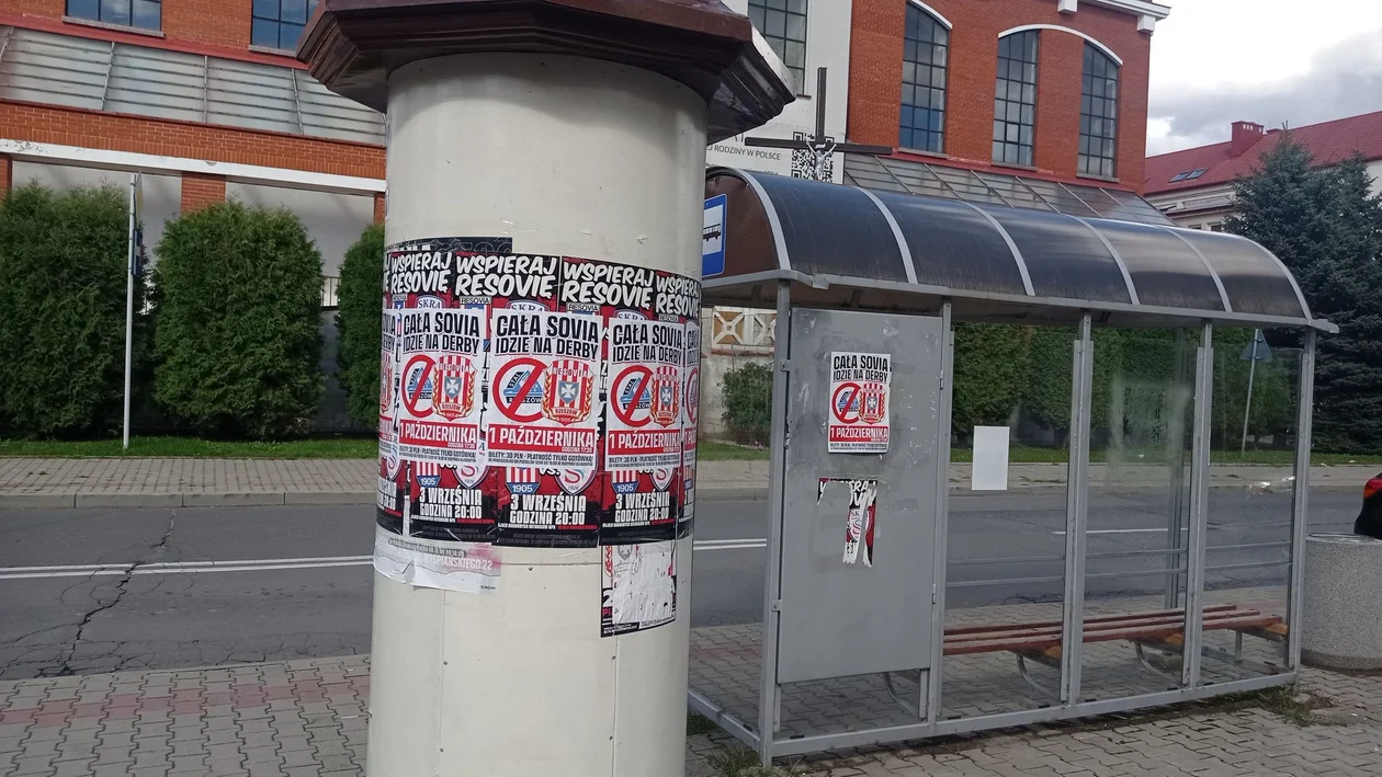 Kibice Stali i Resovii mobilizują się na derby. Mnóstwo plakatów i opraw na ulicach miasta [ZDJĘCIA]