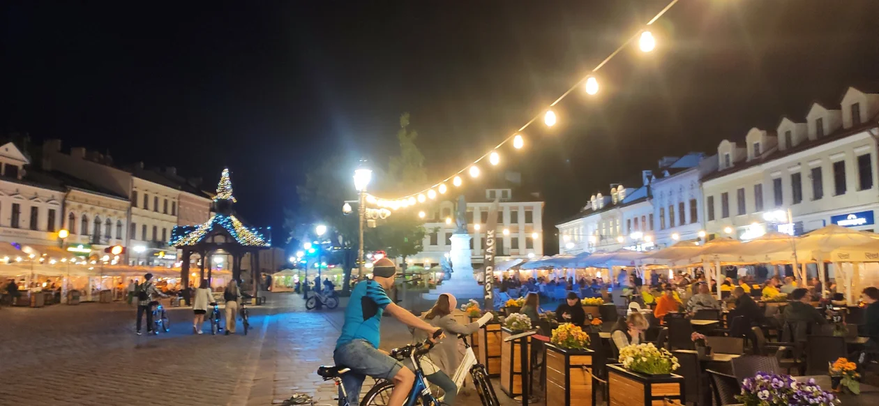 Rynek w Rzeszowie żyje nocą!