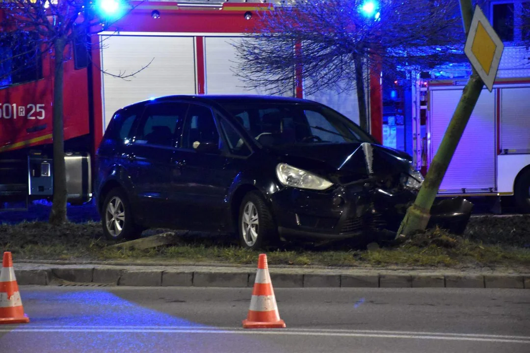 Mielec. Osobówka staranowała latarnię. Utrudnienia na ulicy Wojsławskiej [ZDJĘCIA] - Zdjęcie główne