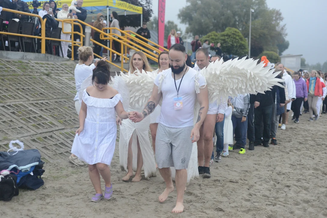 "Jezioro Aniołów" nad Jeziorem Tarnobrzeskim - zatańczyli poloneza na plaży