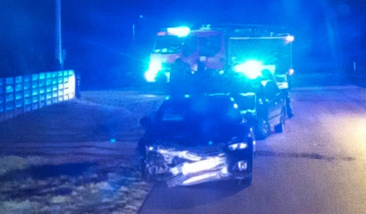 Zderzenie dwóch samochodów w Hucie Przedborskiej. Sprawca ukarany mandatem [ZDJĘCIA] - Zdjęcie główne