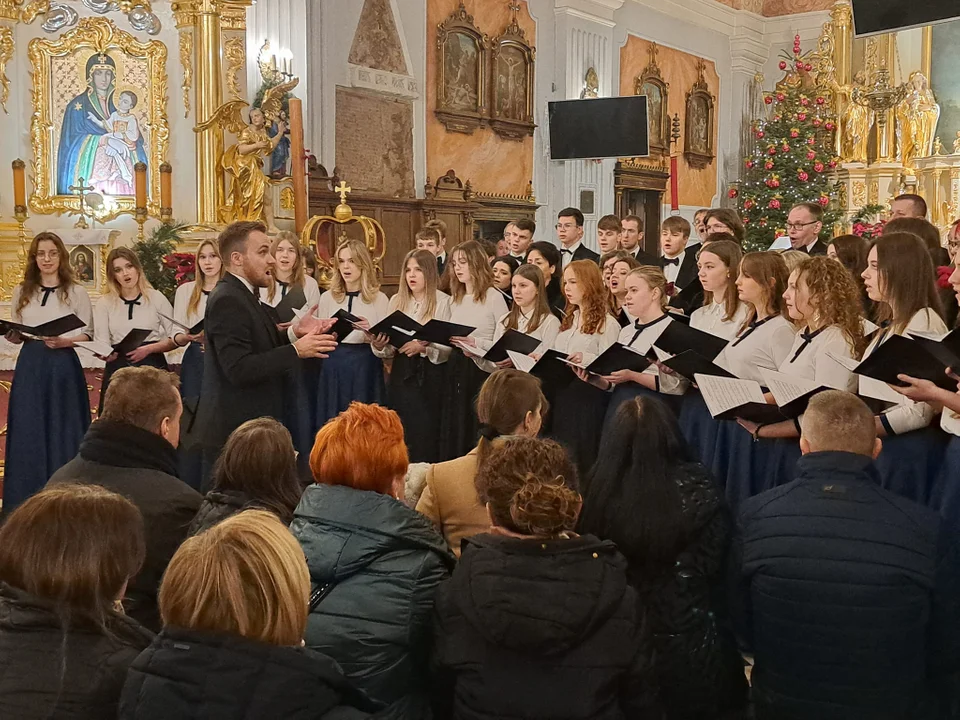 Kolędowanie mieleckich chórów w Bazylice Św. Mateusza