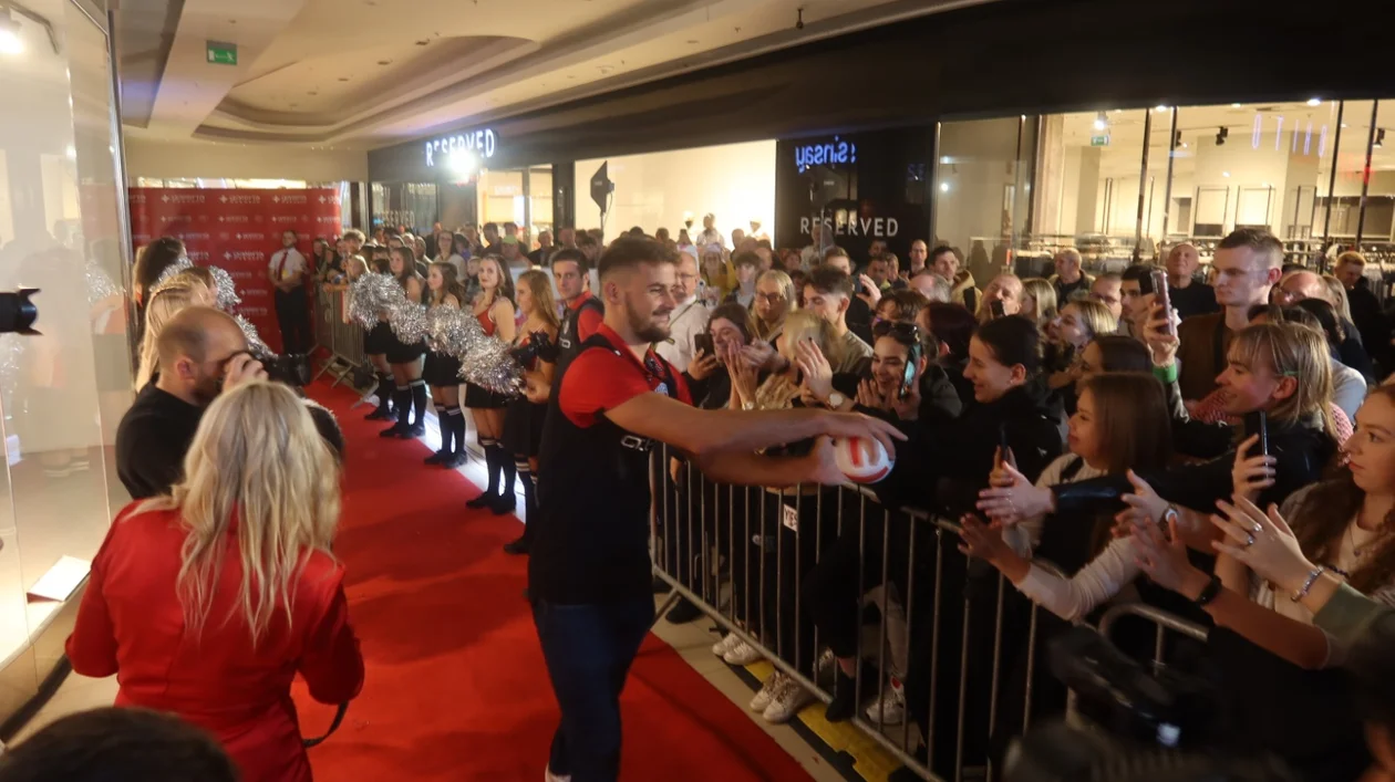 Prezentacja Asseco Resovii w Galerii Rzeszów. Tłumy kibiców powitały drużynę [ZDJĘCIA, WIDEO]