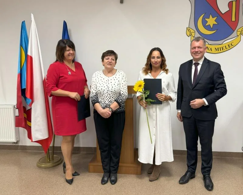 Zastępca wójta Krystyna Florek, radna Wanda Mika, nauczycielka, wójt Krzysztof Węgrzyn pozują do wspólnego zdjęcia