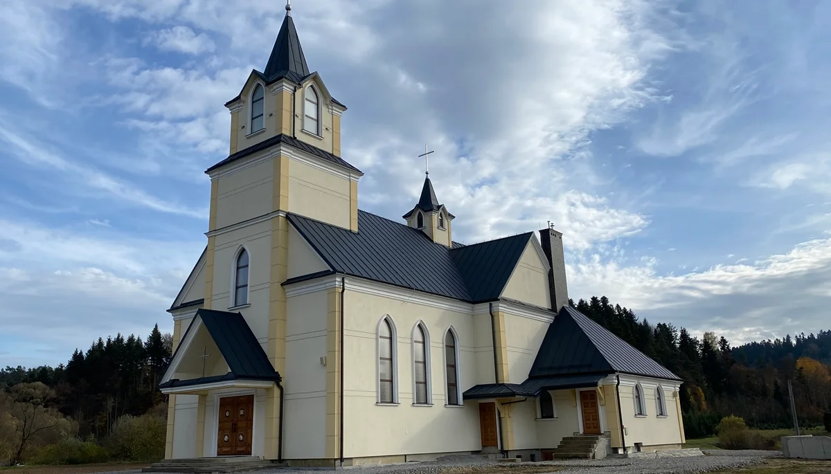 Nowy kościół w Bezmiechowej Górnej zapełni się wiernymi. Zakończyły się prace przy budowie świątyni [ZDJĘCIA] - Zdjęcie główne