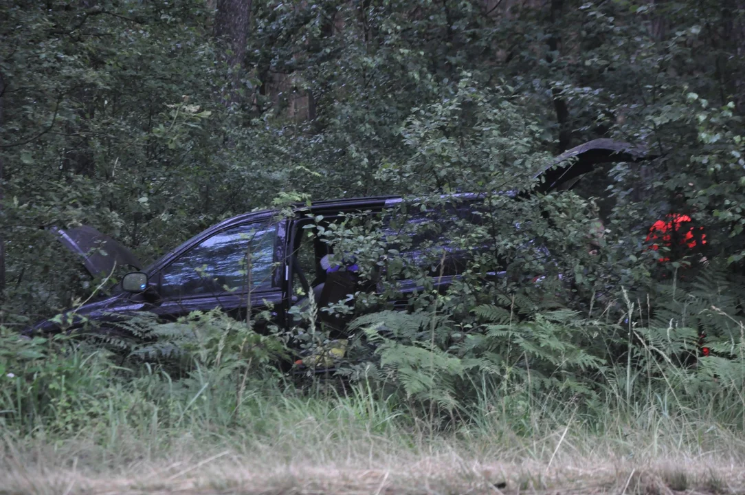 Zbyt ślisko, zbyt szybko? Auto obok mieleckiej obwodnicy [ZDJĘCIA] - Zdjęcie główne