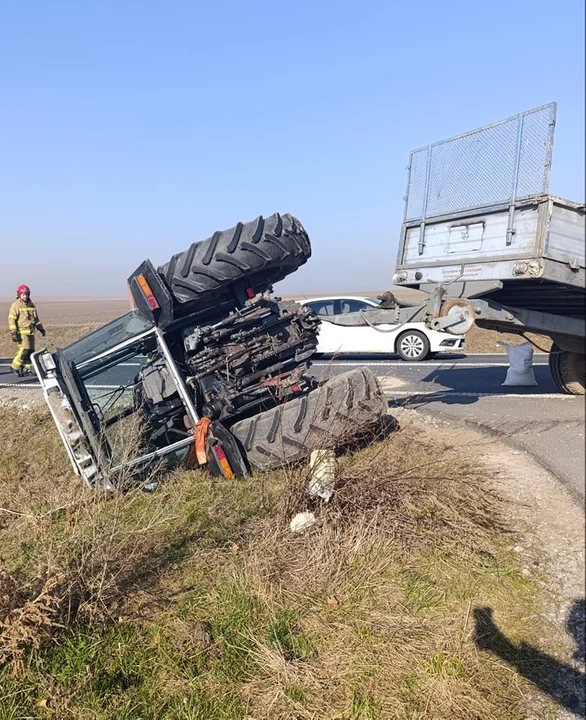 Wypadek ciągnika rolniczego z osobówką