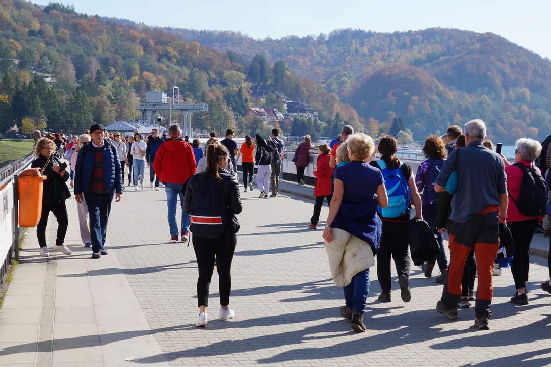 Turyści tłumnie odwiedzili w weekend Solinę i bieszczadzkie szlaki górskie. Jest więcej osób więcej niż bywało podczas wakacji [ZDJĘCIA] - Zdjęcie główne