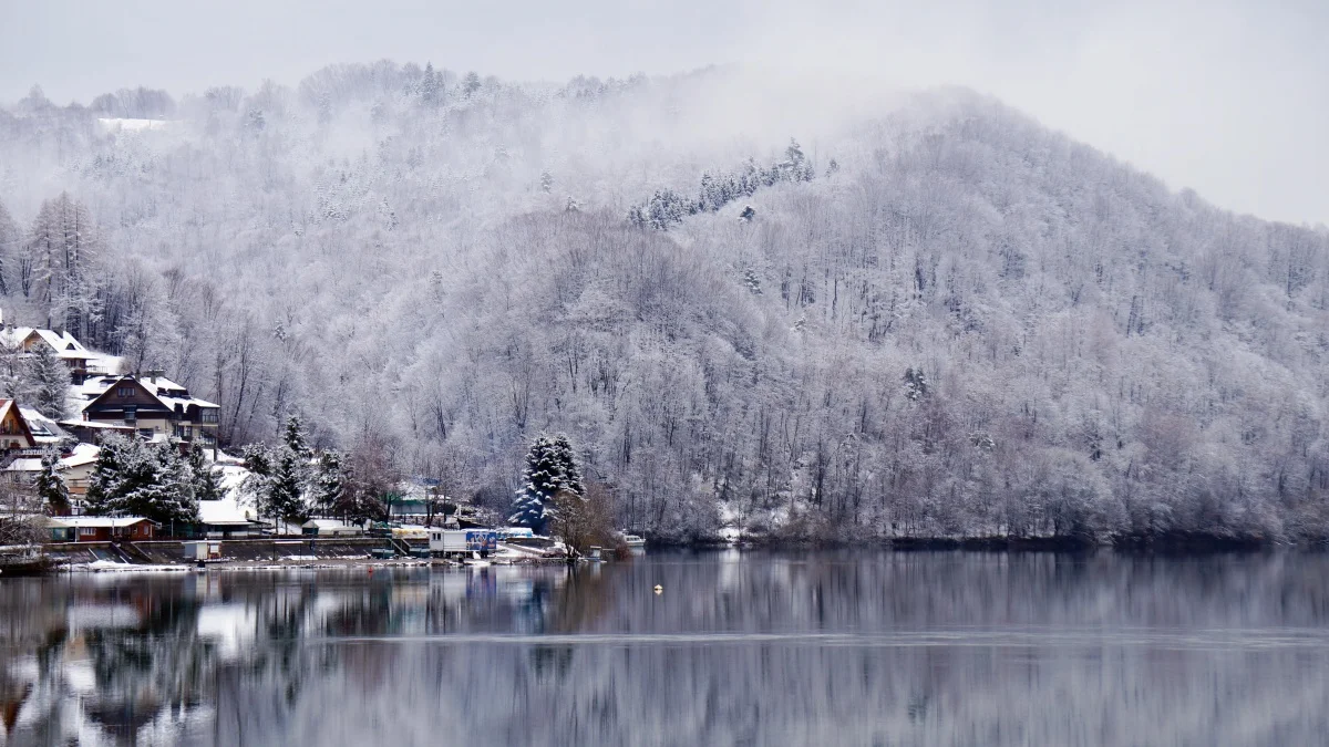 Jezioro Solińskie uznawane jest za jedno z najpiękniejszych w Polsce. Jak prezentuje się w zimie? Zobaczcie sami [ZDJĘCIA, WIDEO] - Zdjęcie główne
