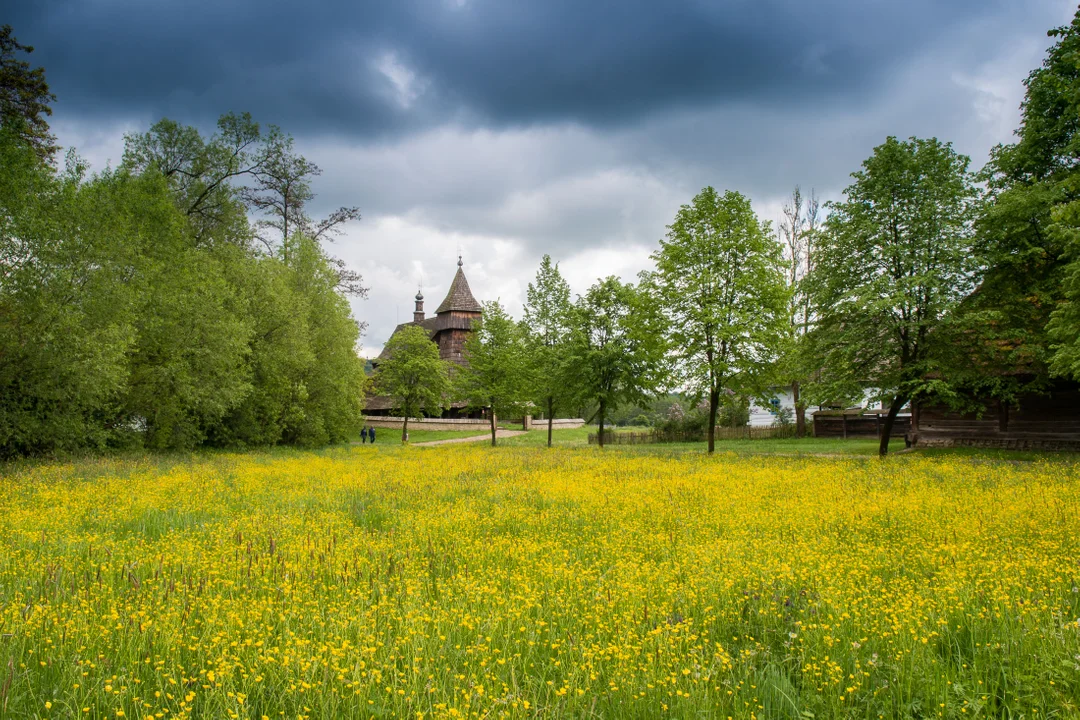 Sanocki skansen wiosną jest wyjątkowo piękny