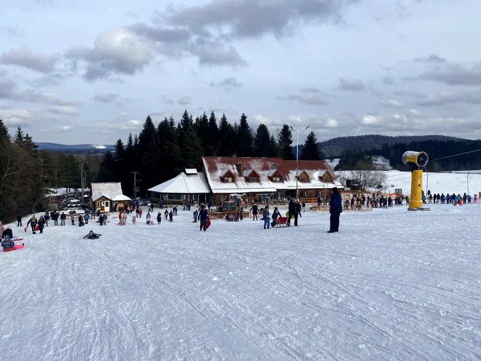 Niedziela na wyciągu narciarskim Lesko Ski