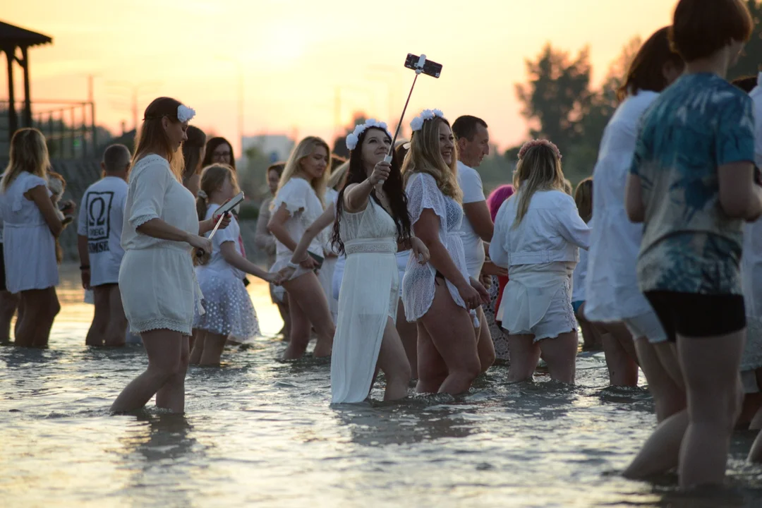 "Jezioro Aniołów" w Tarnobrzegu. Czerwcowe wejście do Jeziora Tarnobrzeskiego o wschodzie słońca i koncert na skrzypcach Karoliny Paterak [ZDJĘCIA] - Zdjęcie główne