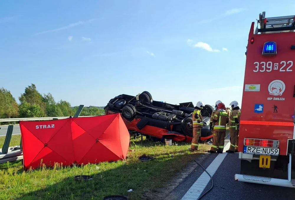 Dwie osoby nie żyją! Piętnaście rannych - wypadek na A4 koło Rzeszowa