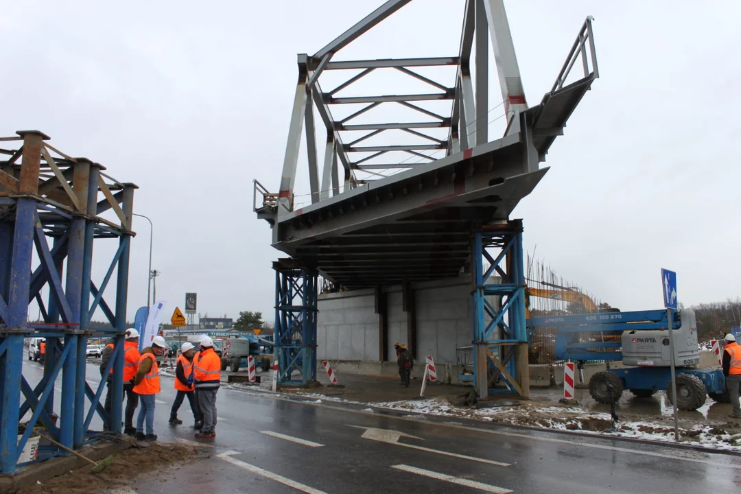 Budowa wiaduktu na drodze krajowej nr 9 Rzeszów - Warszawa. Połączenie kolejowe z Rzeszowa do Jasionki