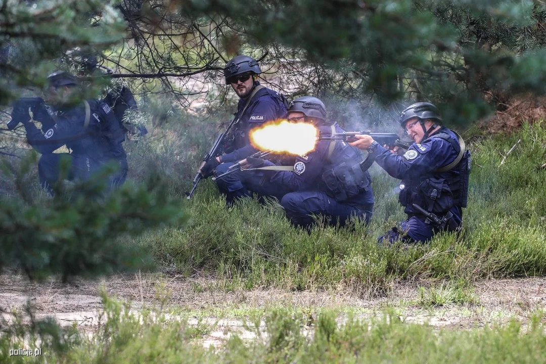 Wielkie ćwiczenia policji na poligonie w Nowej Dębie