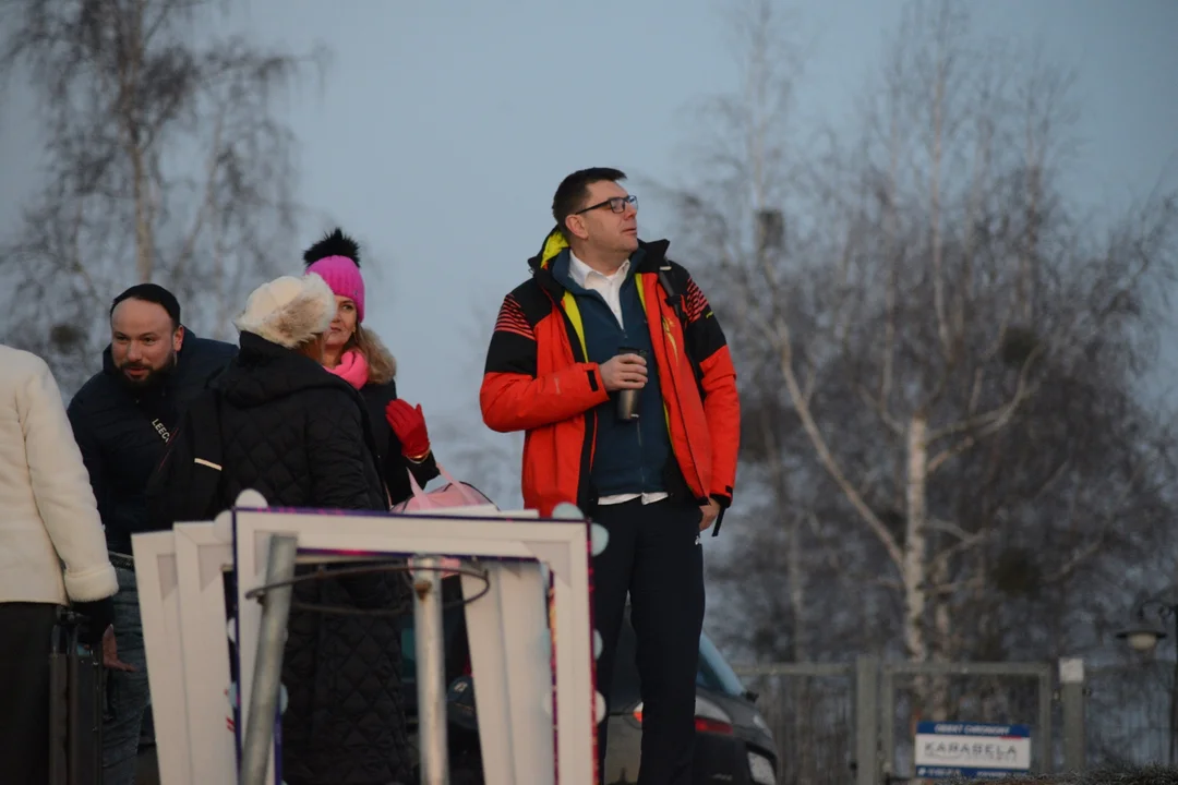 Marcowe "Jezioro Aniołów" w Tarnobrzegu. Piękny wschód słońca, morsowanie i kwiaty dla pań