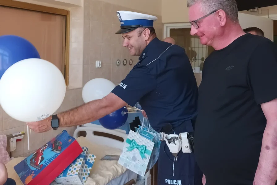 Lescy policjanci odwiedzili dzieci w szpitalu