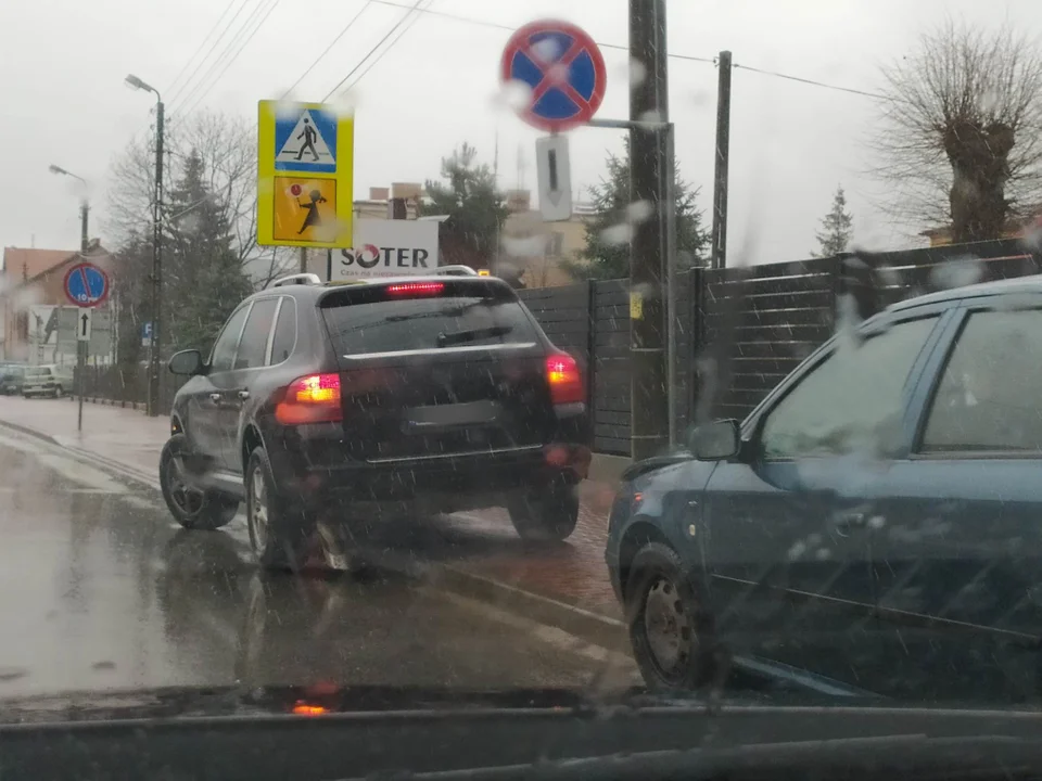 Zderzenie porsche i skody na ul. Obrońców Pokoju w Kolbuszowej