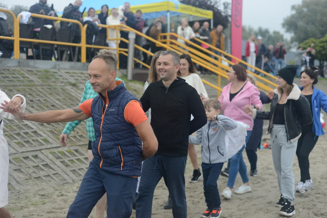 "Jezioro Aniołów" nad Jeziorem Tarnobrzeskim - zatańczyli poloneza na plaży