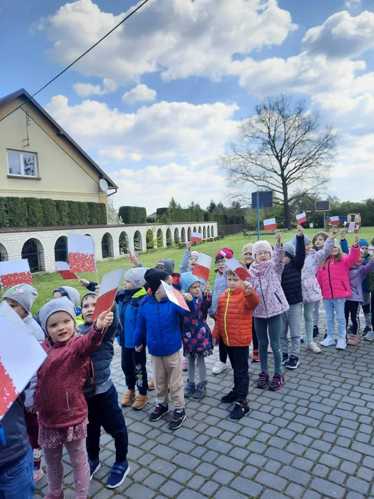 Przedszkolaki z Chorzelowa uczciły Święto Flagi