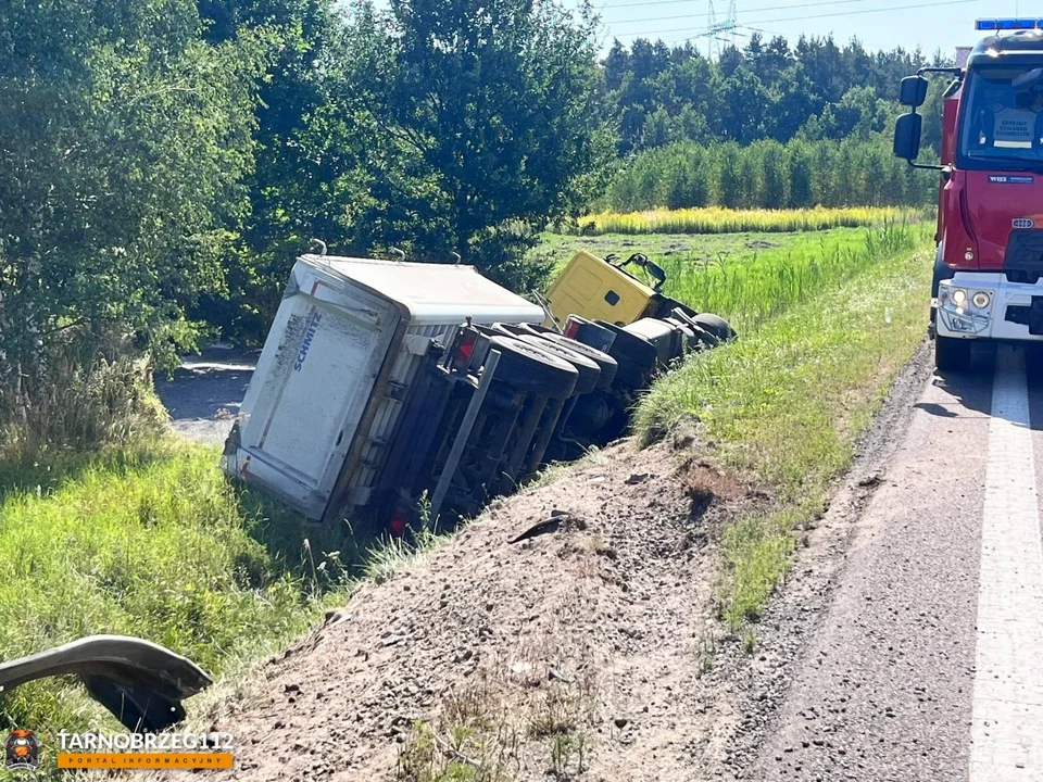 Ciężarówka wylądowała w rowie. Utrudnienia w ruchu na drodze krajowej numer 9 [ZDJĘCIA, MAPA] - Zdjęcie główne