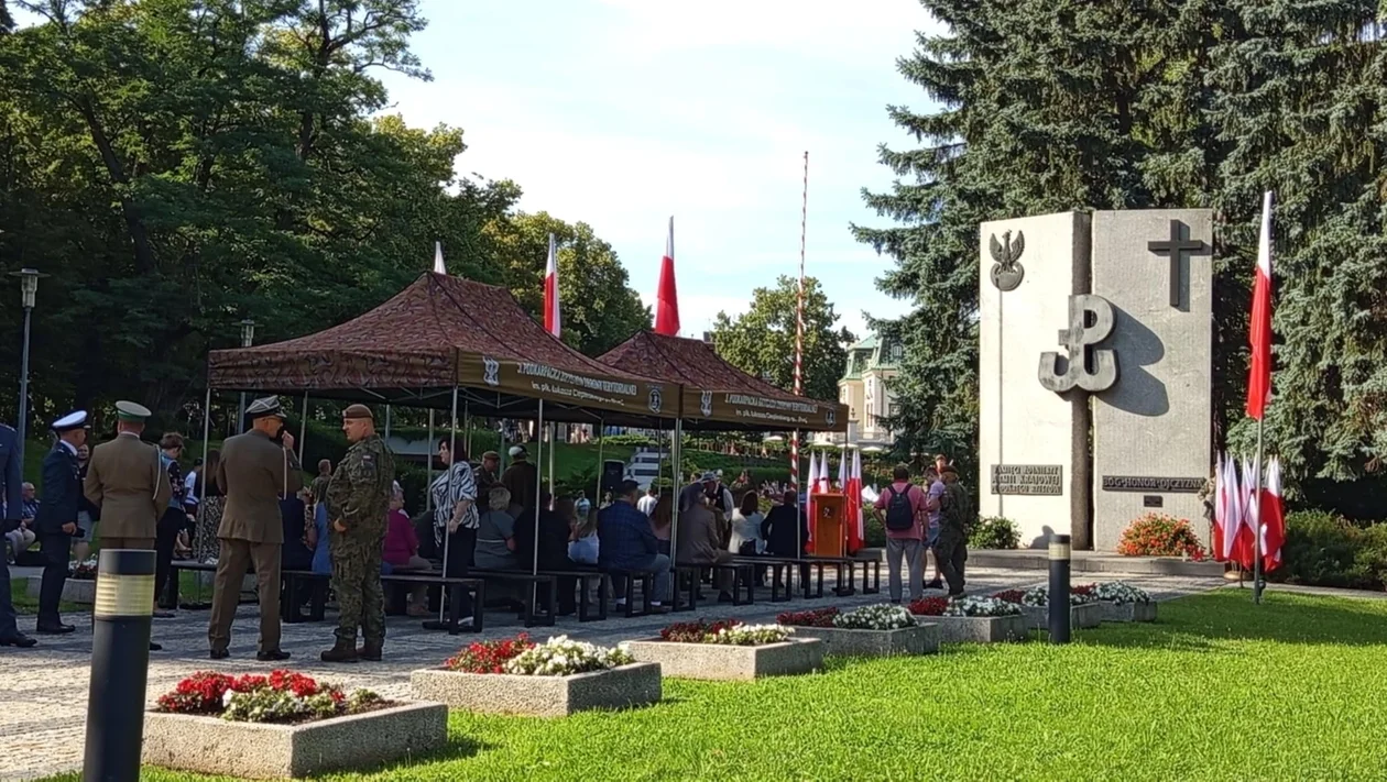 Pod pomnikiem