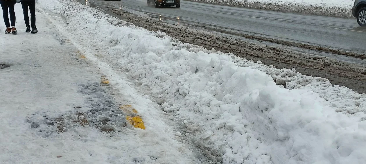 Problemy mieszkańców na przystankach. Ciężko dojść do autobusu przez zaspy ze śniegu