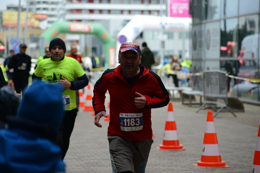 Mnóstwo biegaczy z całego regionu i nie tylko na 16. PKO Półmaratonie Rzeszowskim oraz 8. PKO Sztafecie Półmaratońskiej - zdjęcia część 2