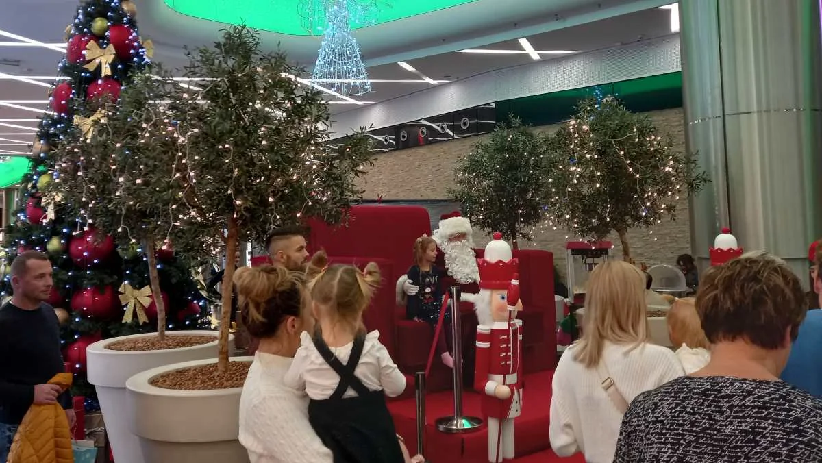 Święty Mikołaj odwiedził galerie Millenium Hall w Rzeszowie [ZDJĘCIA] - Zdjęcie główne