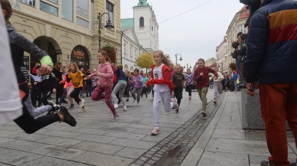 Biegi młodzieżowe 2022 w Rzeszowie. Mnóstwo uczestników [ZDJĘCIA, WIDEO]