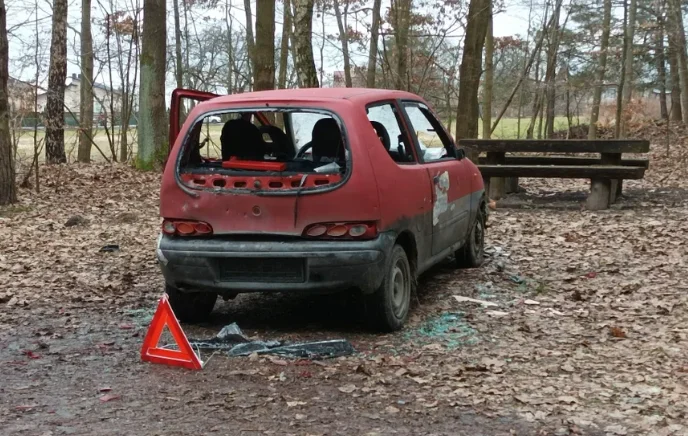 Porzucony samochód w lesie przy drodze relacji Hadykówka Poręby Dymarskie