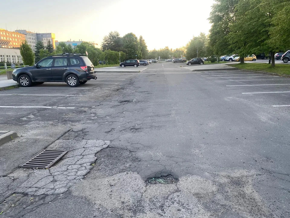 Dziury na parkingu przy ulicy Zenitowej w Rzeszowie
