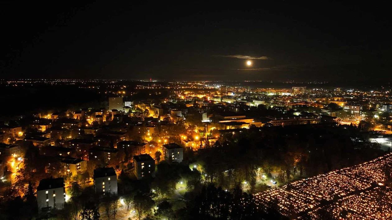 Cmentarz Parafialny i Cmentarz Miechociński w Tarnobrzegu w nocy - ujęcia dronem