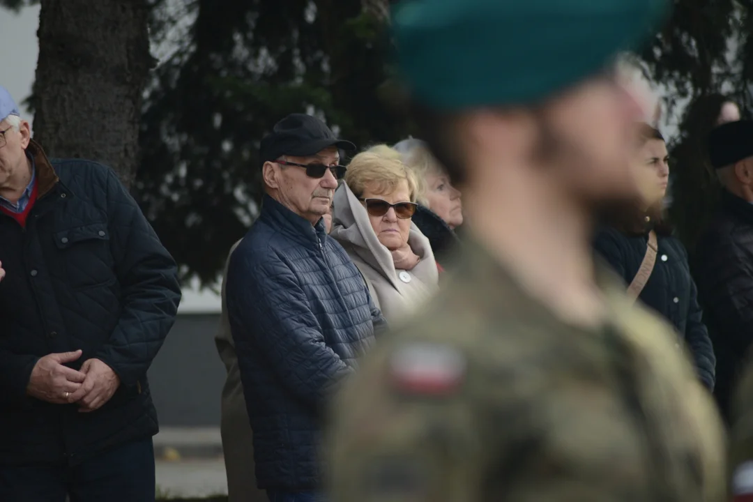 Narodowe Święto Niepodległości w Tarnobrzegu. Uroczystości przy pomniku Marszałka Józefa Piłsudskiego. - 104 lata temu narodziła się nowoczesna Polska - mówi prezydent miasta Dariusz Bożek [ZDJĘCIA - CZĘŚĆ 1]