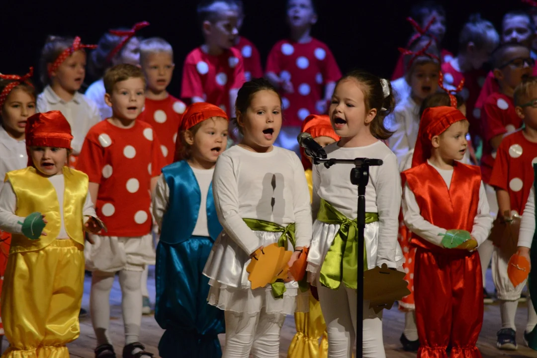 Dzień Edukacji Narodowej w Tarnobrzegu. Wspaniały występ przedszkolaków i ważne słowa prezydenta miasta [ZDJĘCIA] - Zdjęcie główne