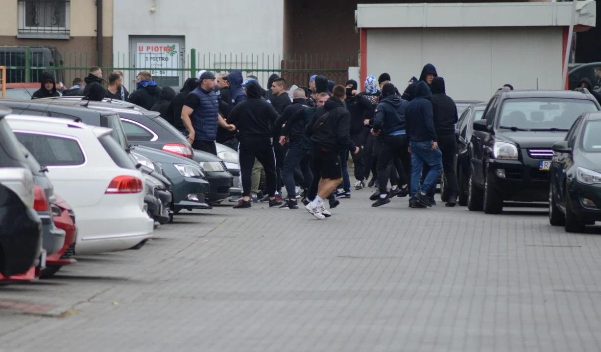 Kibole Stomilu Olsztyn i bójka pod stadionem w Tarnobrzegu